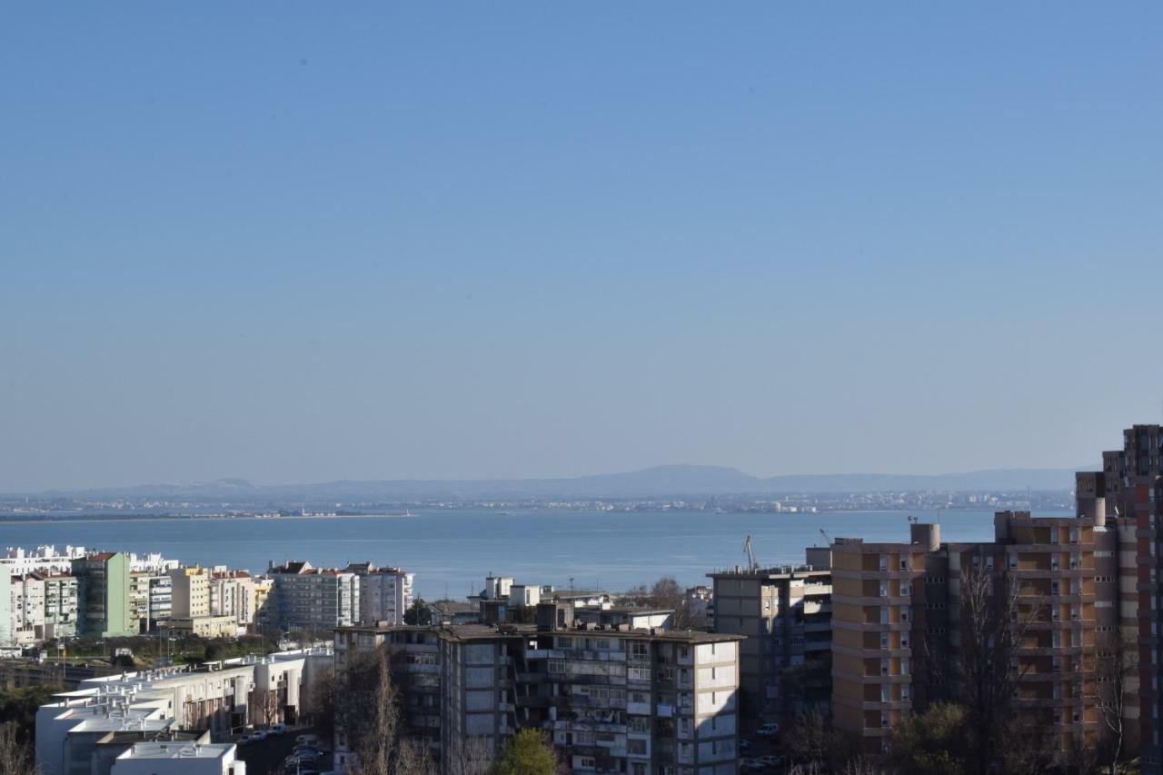 Appartamento Vistas Sobre O Rio Tejo Lisbona Esterno foto